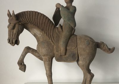 Escultura de terracota, caballo con amazona, dinastía Tang, China. Después de la restauración.