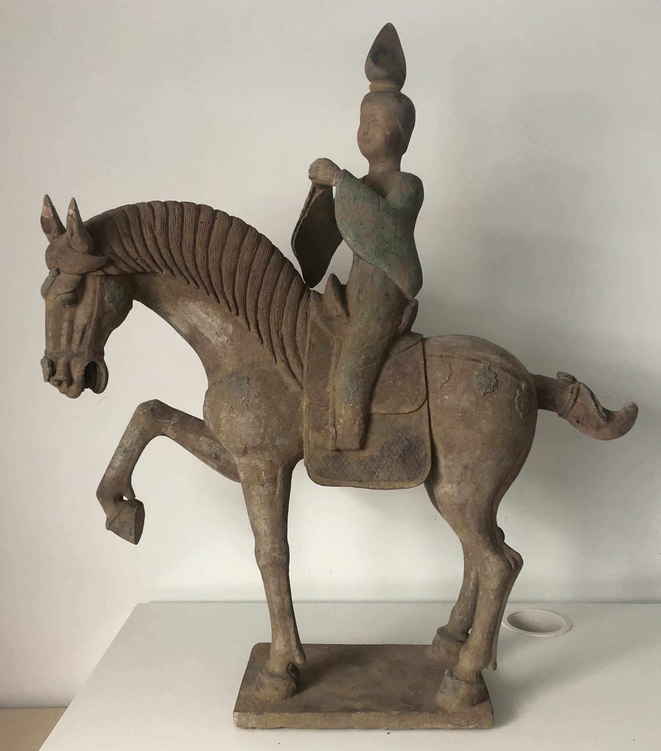 Escultura de terracota, caballo con amazona, dinastía Tang, China. Después de la restauración.